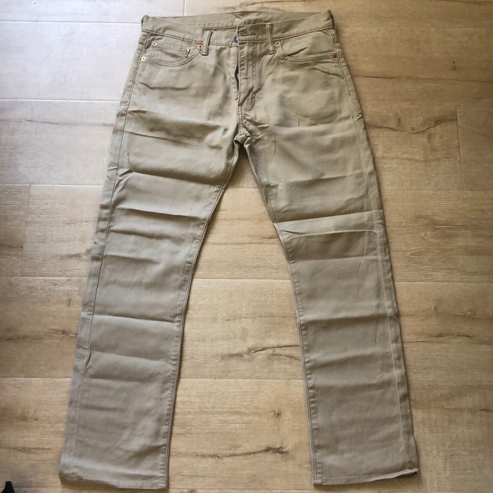 Men’s Levi khaki colored jeans!